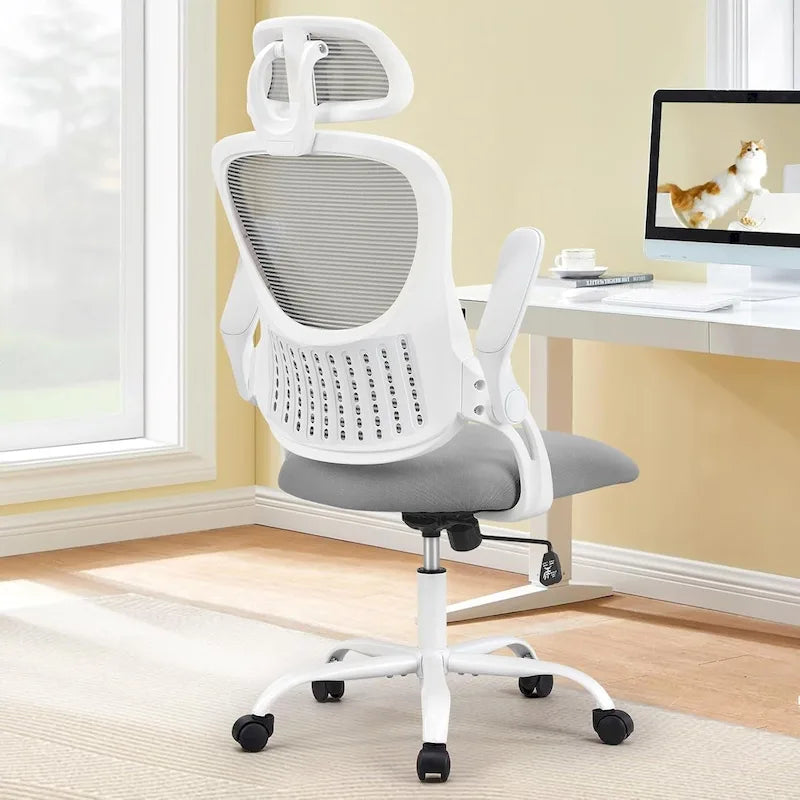 Chaise de bureau ergonomique à dossier haut en maille, avec roulettes, appuie-tête réglable et accoudoirs relevables confortables.