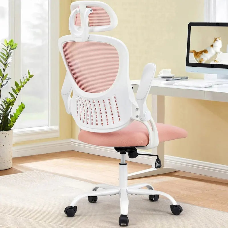 Chaise de bureau ergonomique à dossier haut en maille, avec roulettes, appuie-tête réglable et accoudoirs relevables confortables.