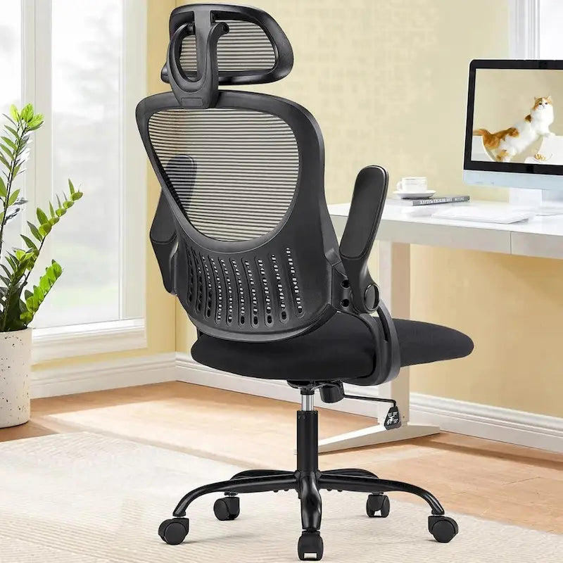 Chaise de bureau ergonomique à dossier haut en maille, avec roulettes, appuie-tête réglable et accoudoirs relevables confortables.