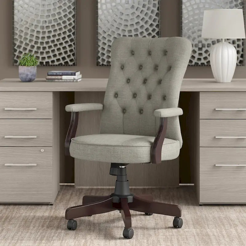 Fauteuil de bureau capitonné à dossier haut Salinas avec accoudoirs, par Bush Furniture